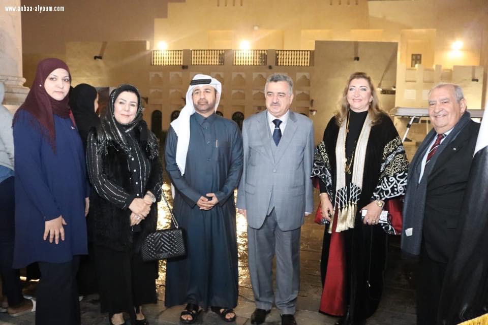 السفير عمر البرزنجي مع سعادة الدكتور خالد السليطي المدير العام للحي الثقافي كتارا يفتتحان السوق العراقي .