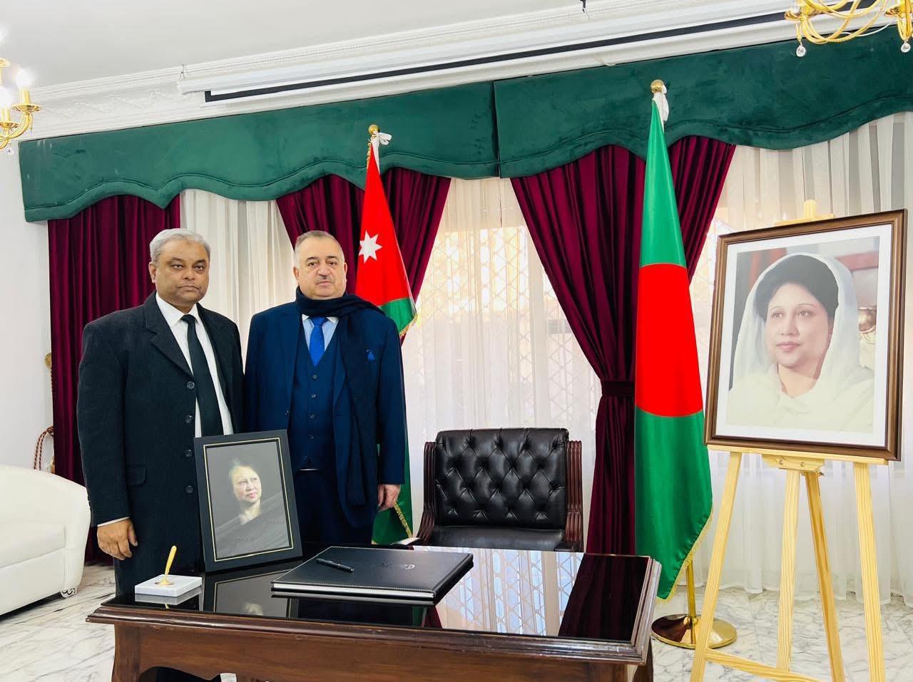 سفير جمهورية العراق لدى المملكة الأردنية الهاشمية وسفيرها غير المقيم لدى دولة فلسطين يسجّل تعازيه بوفاة رئيسة وزراء بنغلادش الأسبق