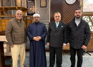 سفير  العراق في الاردن وفلسطين مع سفير الجزائر  لدى الاردن . يؤديان صلاة عيد الفطر المبارك في جامع صلاح الدين .