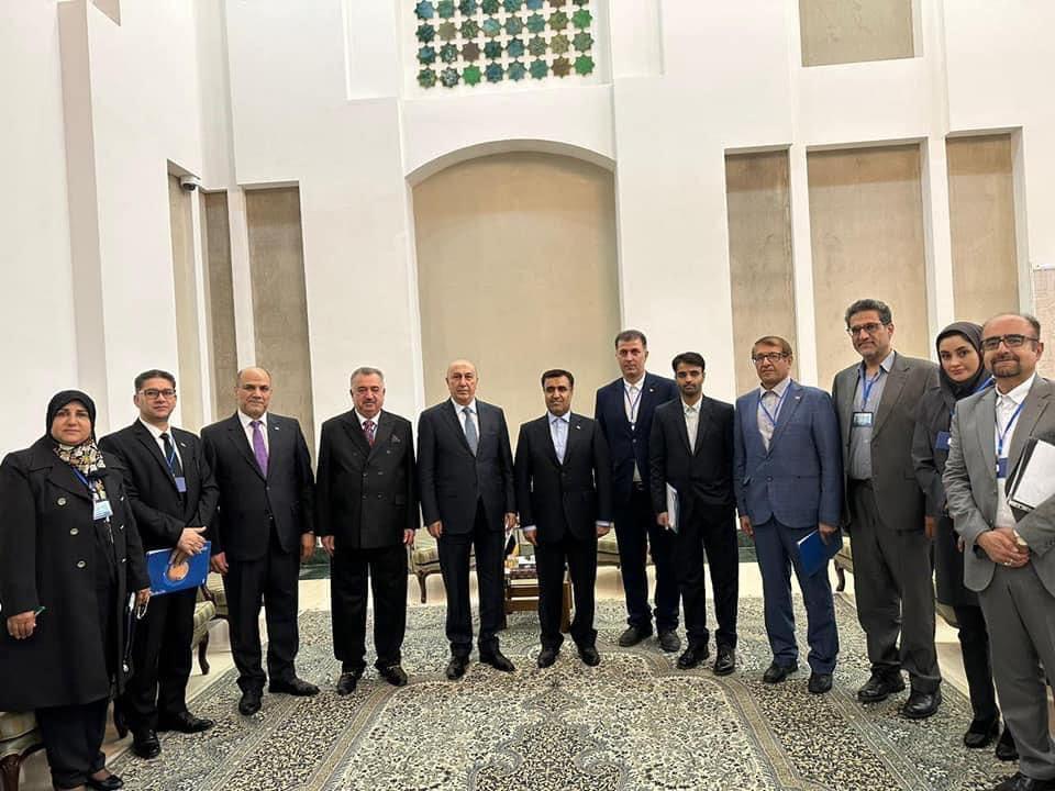 وزير البيئة يرافقهُ وكيل وزارة الخارجية للشؤون متعددة الأطراف والشؤون القانونية وعدد من المسؤولين يلتقون نائب رئيس الجمهورية الإسلامية الإيرانية/ رئيس منظمة حماية البيئة