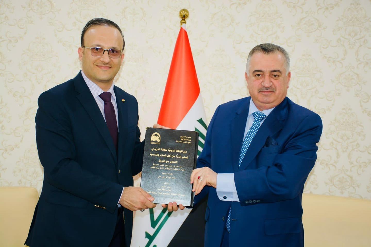 الوكيل البرزنجي يهنئ الدبلوماسي حاتم عبد الرزاق علي لحصوله على تقدير (إمتياز) عن بحث ترقيتهِ إلى عنوان (وزير مفوض). 