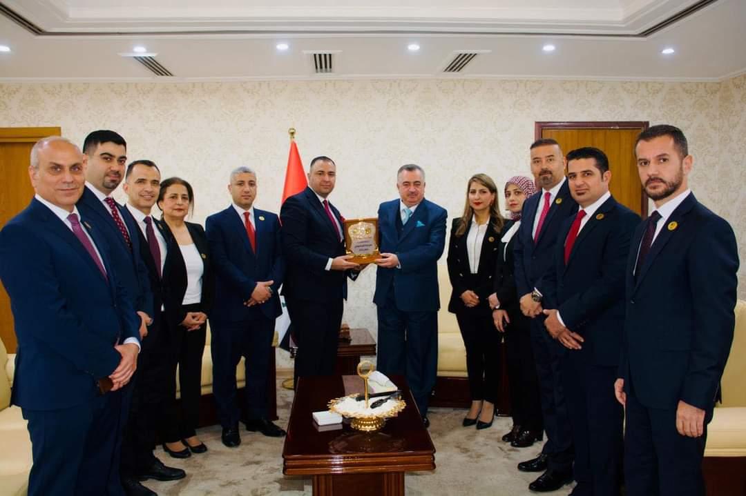السفير البرزنجي يتلقى درع (عرفاناً وتقدير) من موظفي ملحق دورة التأهيل الدبلوماسي 2022
