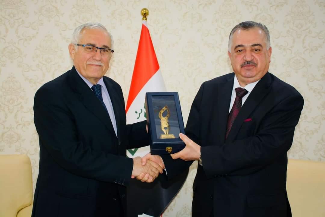 الوكيل البرزنجي يقدم درع وزارة الخارجية لوكيل الوزارة الأسبق السفير المتقاعد حازم اليوسفي