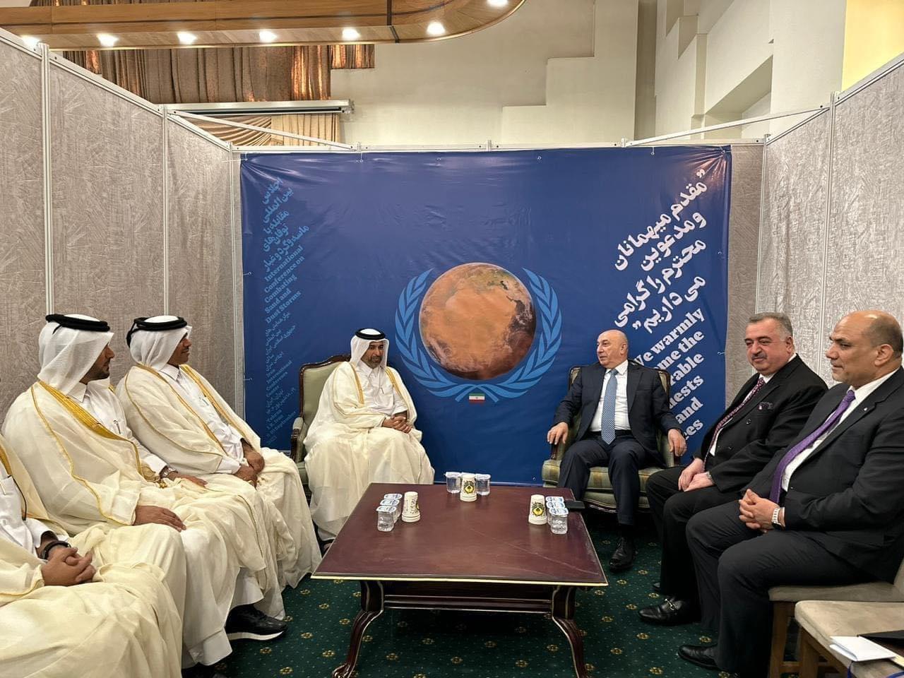 وزير البيئة يرافقهُ وكيل وزارة الخارجية للشؤون متعددة الأطراف والشؤون القانونية وعدد من المسؤولين يتلقون وزير البيئة والتغير المناخي القطري في طهران 