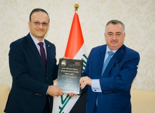 الوكيل البرزنجي يهنئ الدبلوماسي حاتم عبد الرزاق علي لحصوله على تقدير (إمتياز) عن بحث ترقيتهِ إلى عنوان (وزير مفوض). 