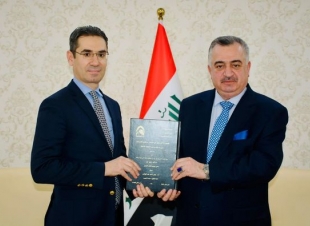 الوكيل البرزنجي يهنئ الدبلوماسي يحيى إبراهيم فاضل لحصوله على تقدير (إمتياز) عن بحث ترقيتهِ إلى درجة (مستشار