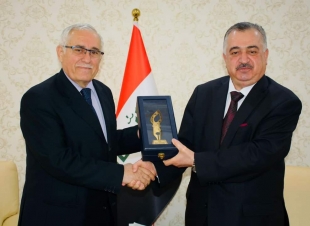 الوكيل البرزنجي يقدم درع وزارة الخارجية لوكيل الوزارة الأسبق السفير المتقاعد حازم اليوسفي