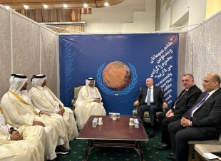 وزير البيئة يرافقهُ وكيل وزارة الخارجية للشؤون متعددة الأطراف والشؤون القانونية وعدد من المسؤولين يتلقون وزير البيئة والتغير المناخي القطري في طهران 