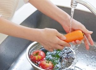 في زمن تفشي كورونا.. هل علينا تطهير مشتريات البقالة؟